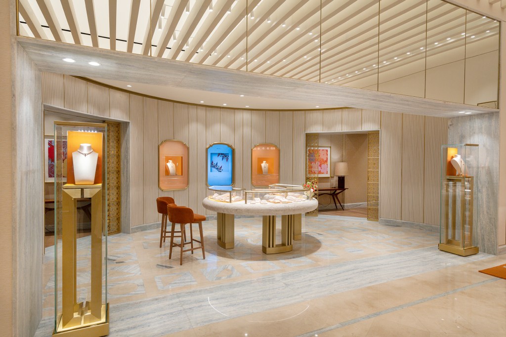 Obras de Andy Warhol e design brasileiro marcam boutique da Bulgari em SP