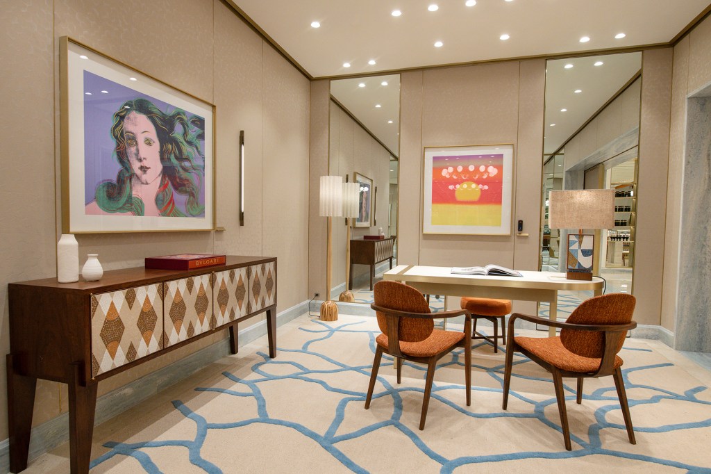 Obras de Andy Warhol e design brasileiro marcam boutique da Bulgari em SP