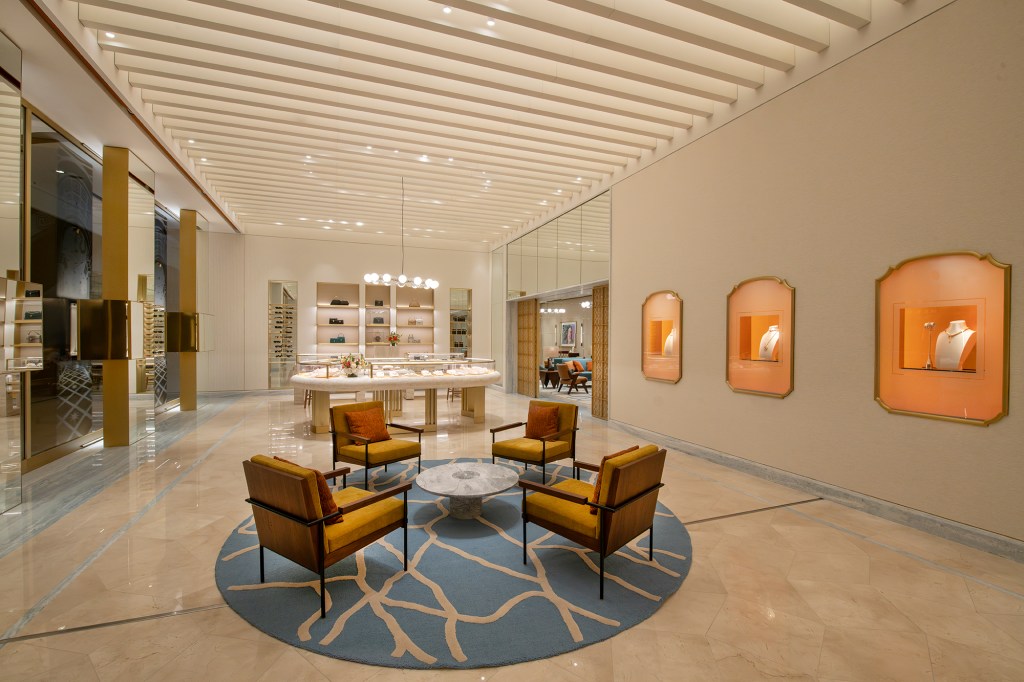 Obras de Andy Warhol e design brasileiro marcam boutique da Bulgari em SP