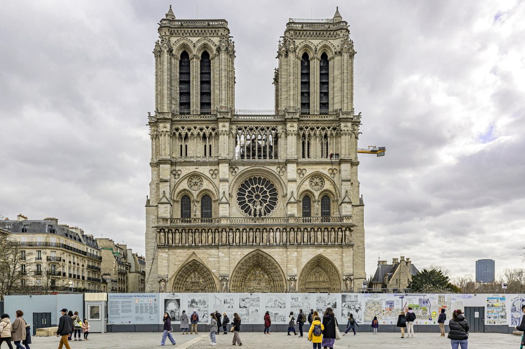 Restauração da Catedral de Notre-Dame – Paris Restauração da Catedral de Notre-Dame - Paris