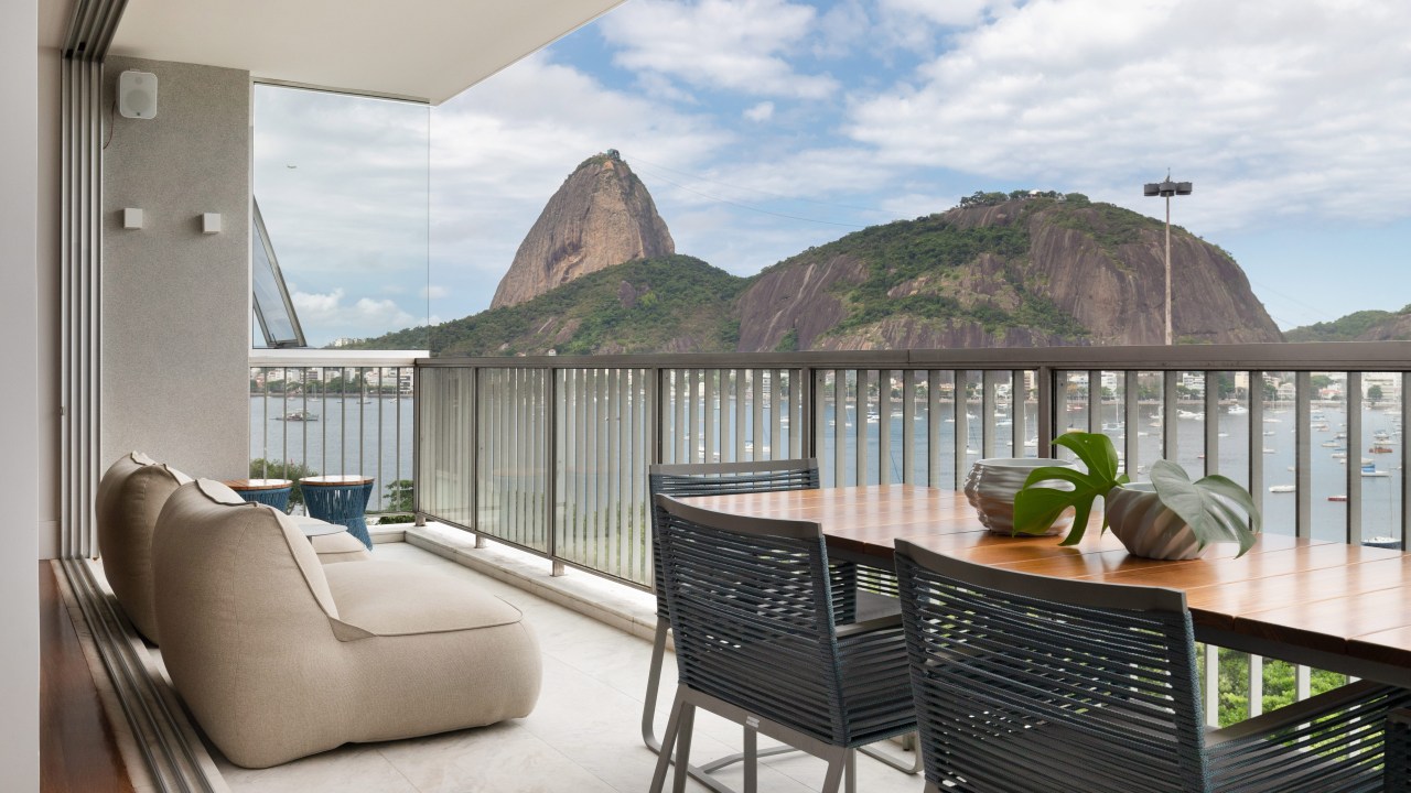 Com vista para Pão de Açúcar, apê une design brasileiro e peças clássicas. Projeto do Studio Lak. Na foto, varanda com vista para o Pão de Açúcar.