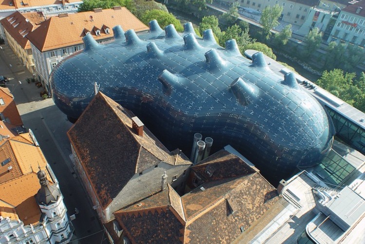 Kunsthaus-Graz Tour arquitetônico pelo mundo: 10 arquitetos brasileiros sugerem destinos