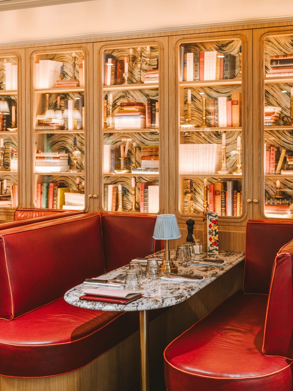 brasserie-des-pres-restaurant-interiors-paris-france-b3-designers-extra_dezeen_2364_col_1-scaled restaurante no bairro Quartier Latin de Paris