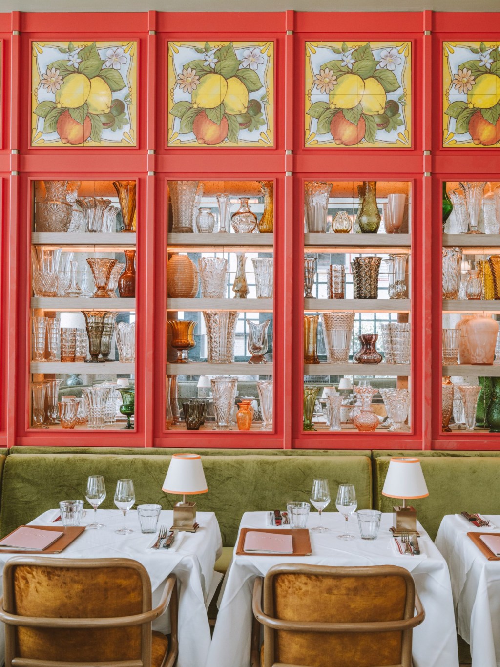 brasserie-des-pres-restaurant-interiors-paris-france-b3-designers_dezeen_2364_col_2-scaled restaurante no bairro Quartier Latin de Paris