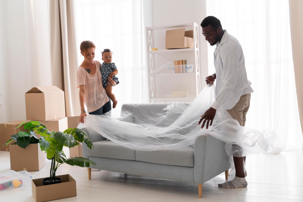 casal-móvel-sofá-decoracao-casacor-freepik Casal decorando casa