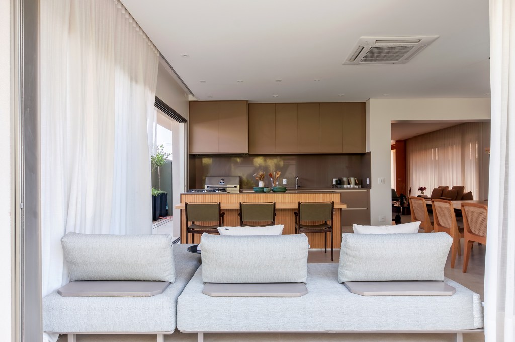 construida-do-zero-casa-ambientes-integrados-design-nacional-paiva-passarini-credito-xavier-neto (11) Construída do zero, casa une ambientes integrados e design nacional. Projeto de Paiva e Passarini Arquitetura. Na foto, área gourmet com ilha e churrasqueira.