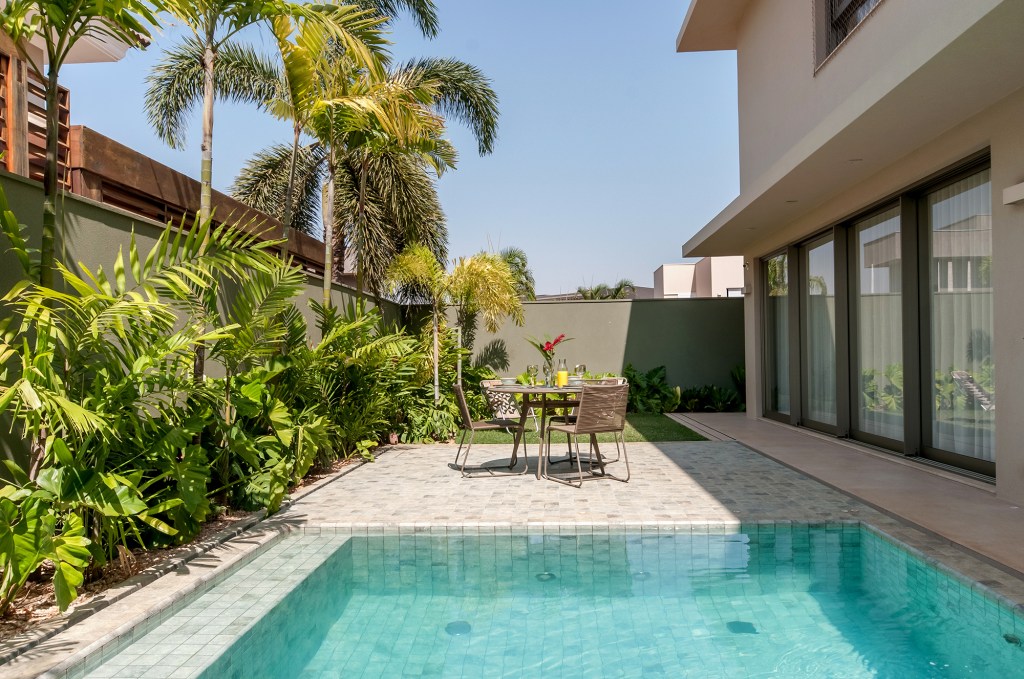 construida-do-zero-casa-ambientes-integrados-design-nacional-paiva-passarini-credito-xavier-neto (13) Construída do zero, casa une ambientes integrados e design nacional. Projeto de Paiva e Passarini Arquitetura. Na foto, varanda com jardim e piscina.