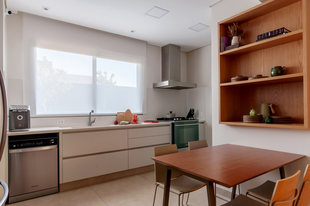 construida-do-zero-casa-ambientes-integrados-design-nacional-paiva-passarini-credito-xavier-neto (14) Construída do zero, casa une ambientes integrados e design nacional. Projeto de Paiva e Passarini Arquitetura. Na foto, cozinha com copa e estante.