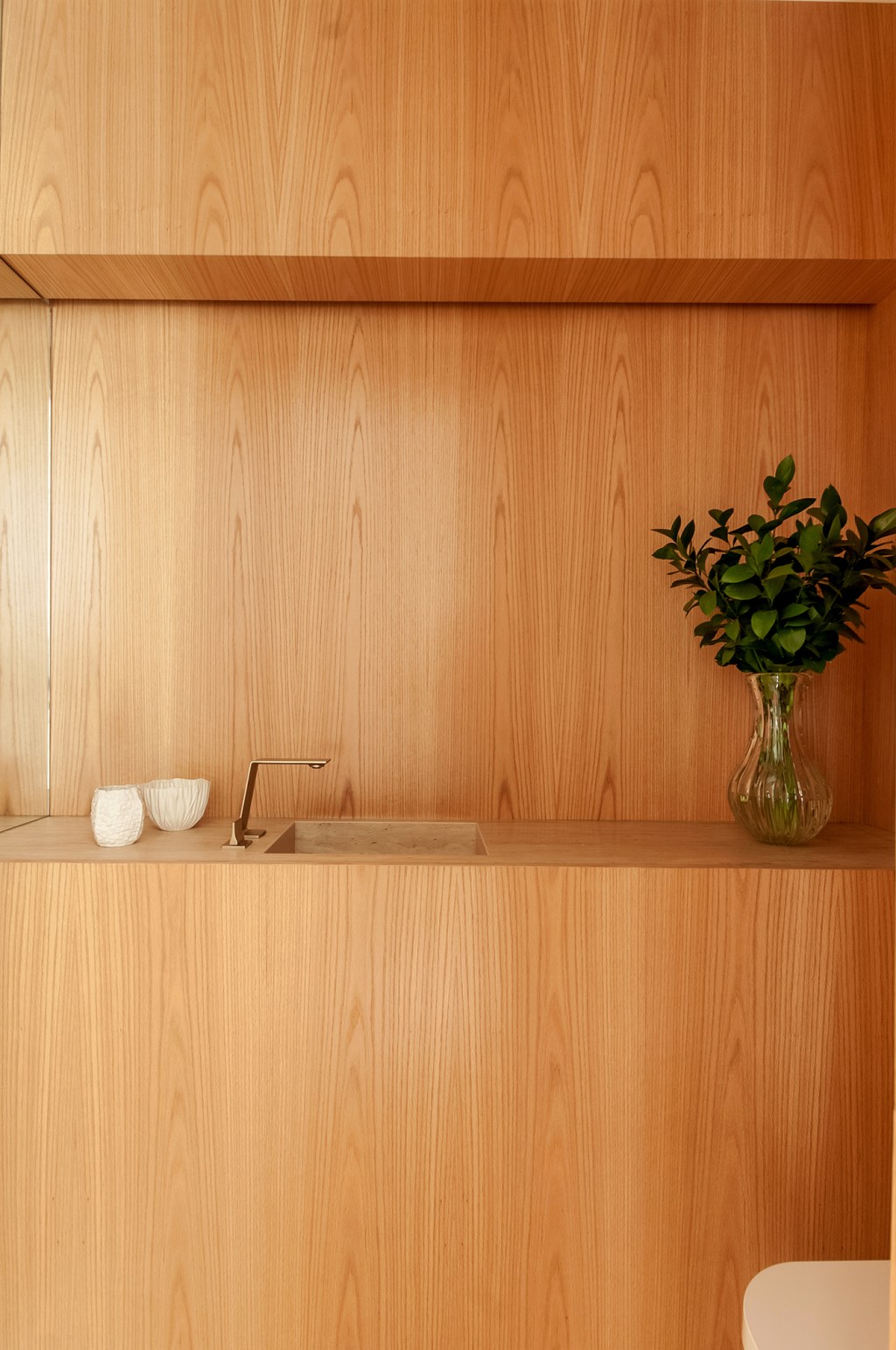 construida-do-zero-casa-ambientes-integrados-design-nacional-paiva-passarini-credito-xavier-neto (15) Construída do zero, casa une ambientes integrados e design nacional. Projeto de Paiva e Passarini Arquitetura. Na foto, lavabo com cuba embutida.