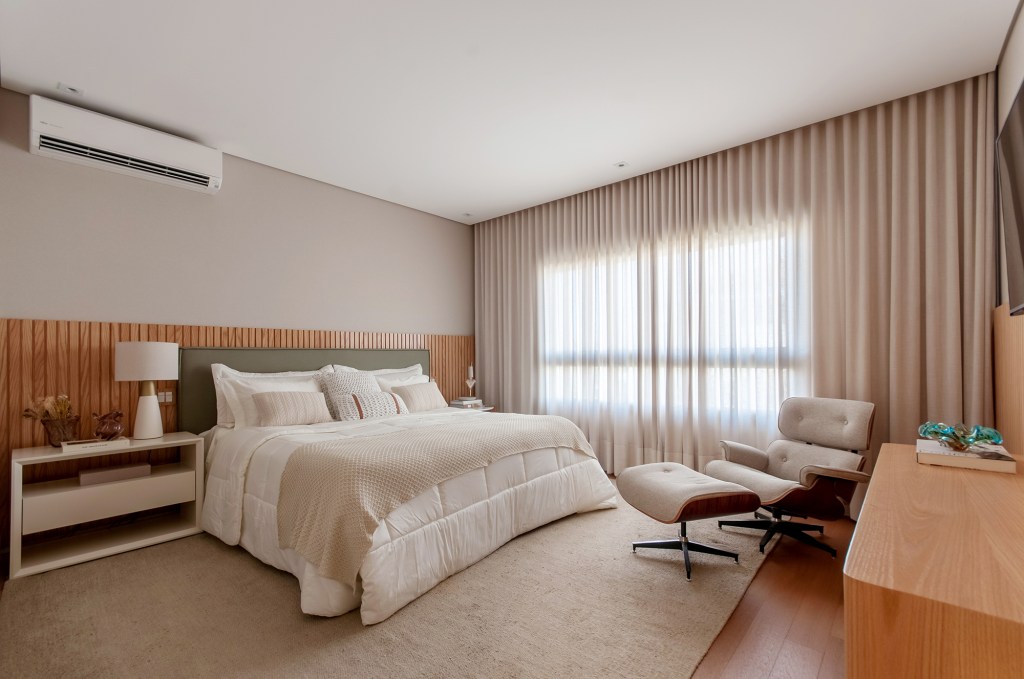 construida-do-zero-casa-ambientes-integrados-design-nacional-paiva-passarini-credito-xavier-neto (17) Construída do zero, casa une ambientes integrados e design nacional. Projeto de Paiva e Passarini Arquitetura. Na foto, quarto de casal com cabeceira ripada e home office,