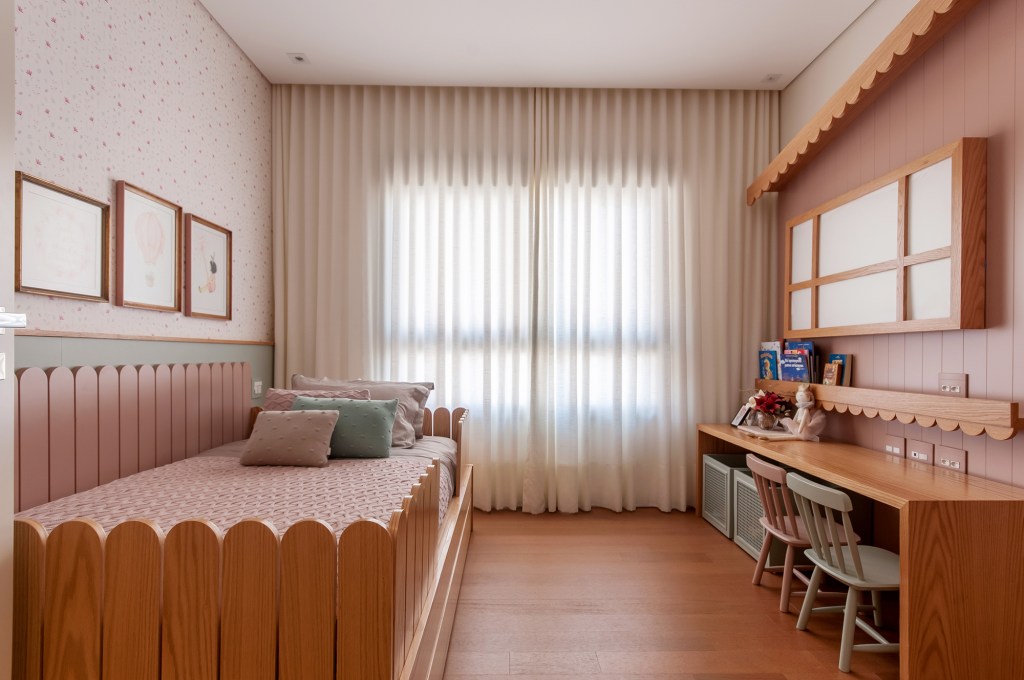 construida-do-zero-casa-ambientes-integrados-design-nacional-paiva-passarini-credito-xavier-neto (19) Construída do zero, casa une ambientes integrados e design nacional. Projeto de Paiva e Passarini Arquitetura. Na foto, quarto infantil com escrivaninha e quadros.