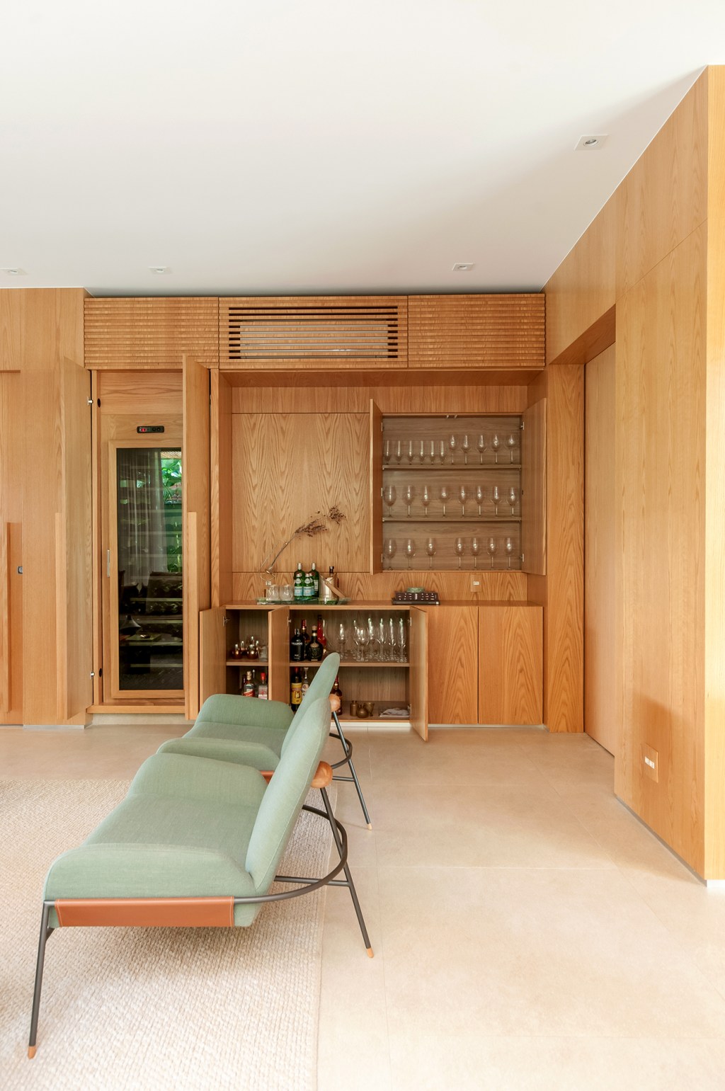 construida-do-zero-casa-ambientes-integrados-design-nacional-paiva-passarini-credito-xavier-neto (6) Construída do zero, casa une ambientes integrados e design nacional. Projeto de Paiva e Passarini Arquitetura. Na foto, sala de estar com adega escondida.