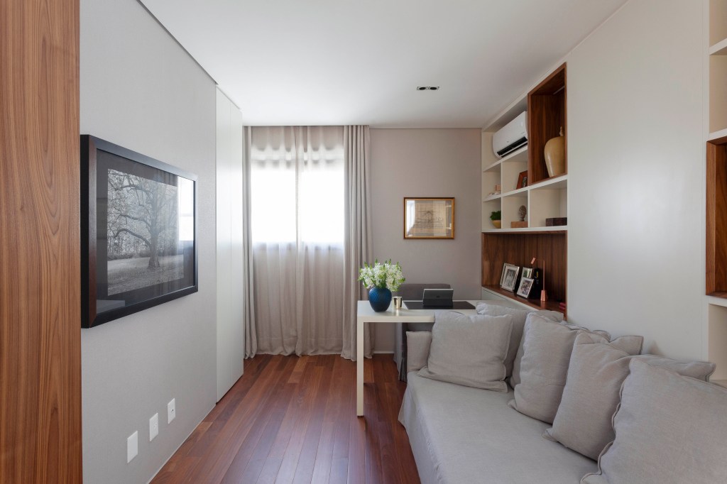 david-bastos-apartamento-classico-174-m2-sao-paulo-credito-tuca-reines (3) David Bastos assina apartamento clássico de 174 m² em São Paulo. Na foto, home office com quadros e sofá.