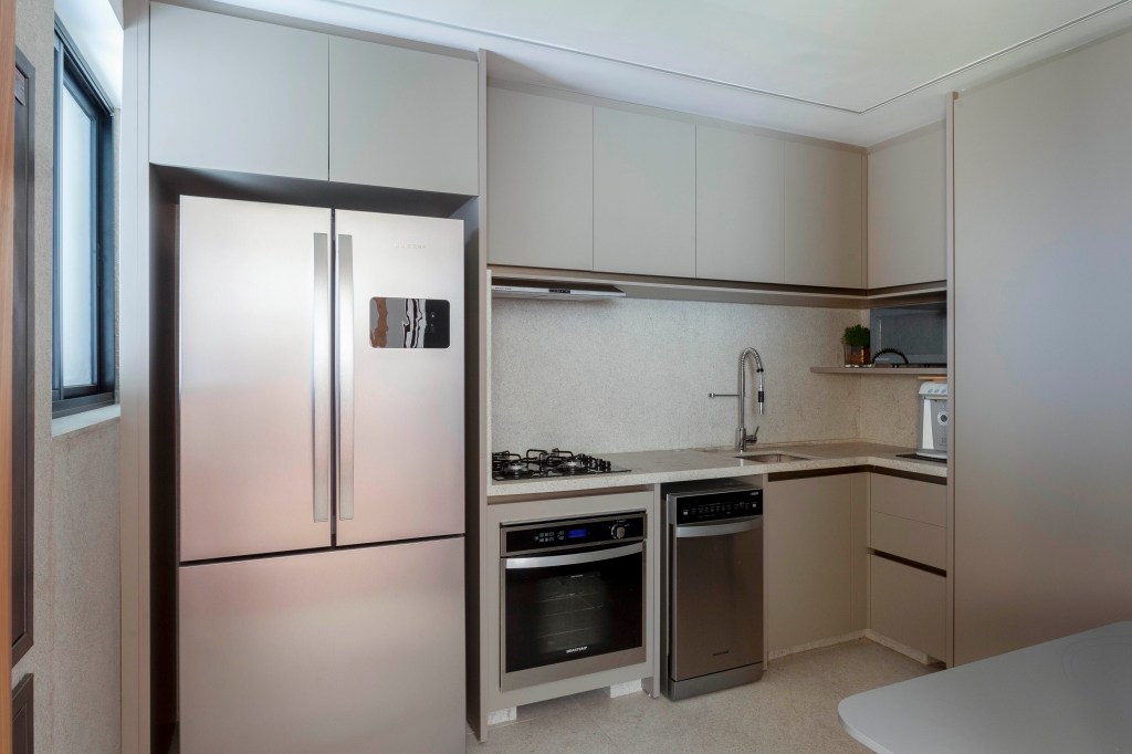 david-bastos-apartamento-classico-174-m2-sao-paulo-credito-tuca-reines (4) David Bastos assina apartamento clássico de 174 m² em São Paulo. Na foto, cozinha com marcenaria neutra.