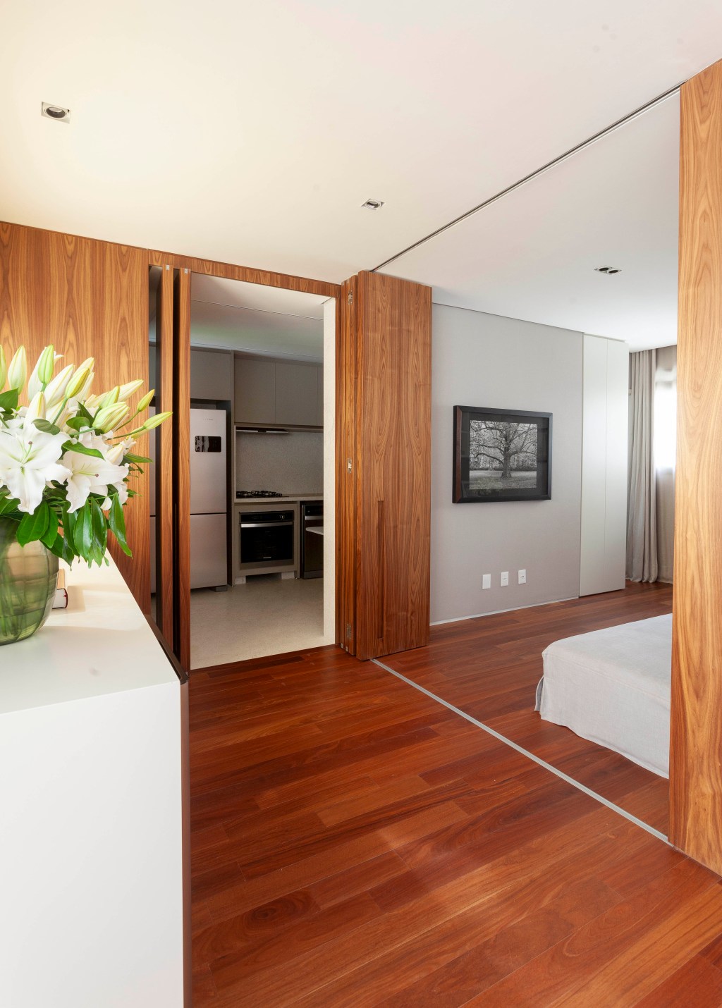 david-bastos-apartamento-classico-174-m2-sao-paulo-credito-tuca-reines (5) David Bastos assina apartamento clássico de 174 m² em São Paulo. Na foto, cozinha escondida atrás de portas camufladas.