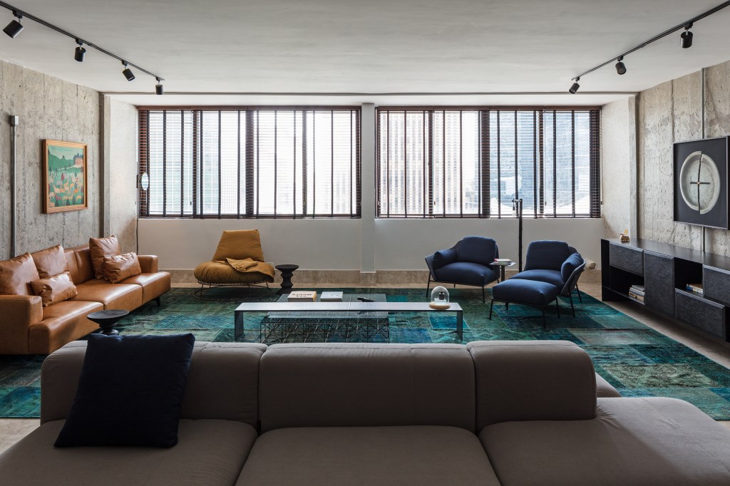 José Navarro assina apartamento de 210 m² no Conjunto Nacional, em SP. Na foto, sala com mesa aramada e sofá de couro.