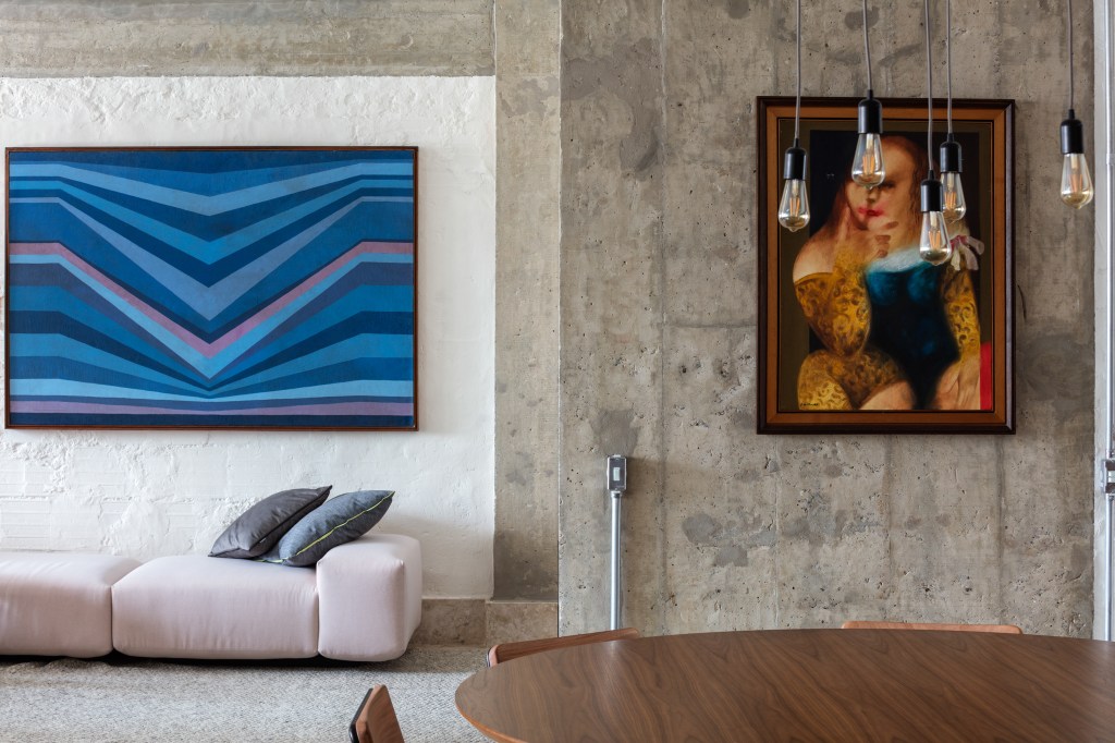 José Navarro assina apartamento de 210 m² no Conjunto Nacional, em SP. Na foto, sala com mesa redonda e quadros.