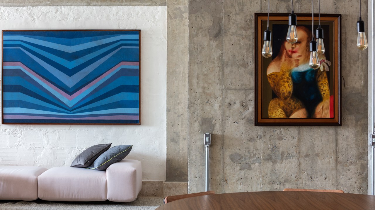 José Navarro assina apartamento de 210 m² no Conjunto Nacional, em SP. Na foto, sala com mesa redonda e quadros.