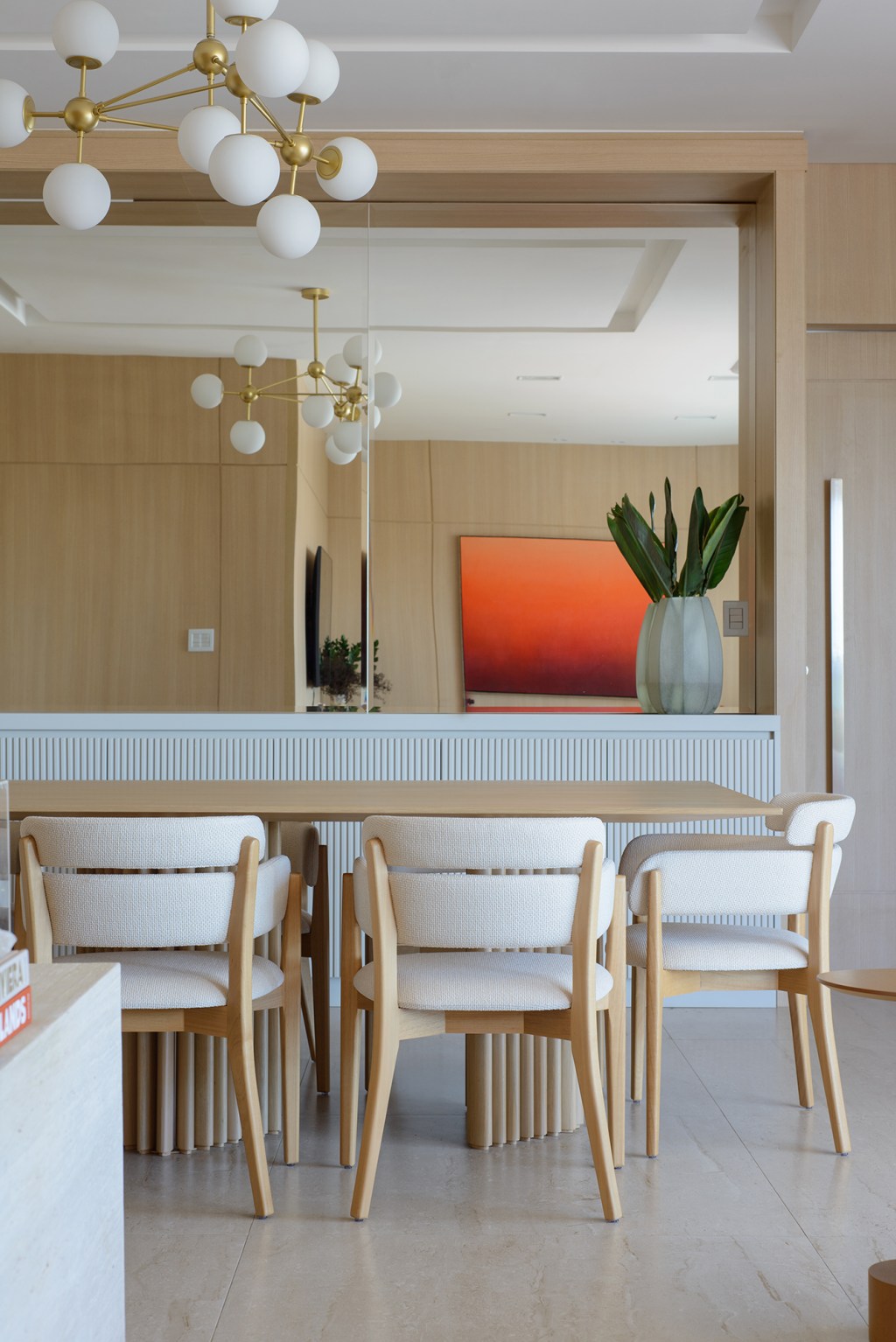 moveis-contemporaneos-paredes-amadeiradas-ape-138-m2-leticia-nanetti-credito-edson-ferreira (14) Móveis contemporâneos e paredes amadeiradas marcam este apê de 138 m². Projeto de Leticia Nanetti. Na foto, sala de jantar com espelho e aparador ripado.