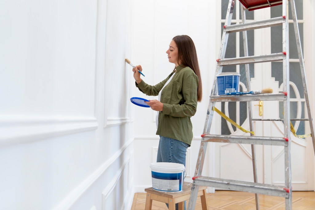 mulher-pintura-reforma-casacor-freepik Mulher retocando pintura parede