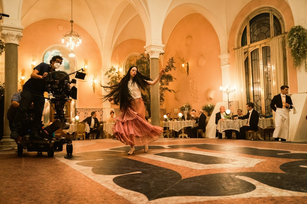 Bastidores da cena da dança de Bella Baxter