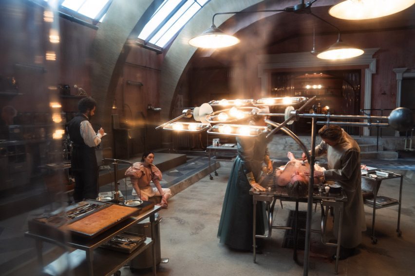poor-things-production-design-shona-heath-james-price_dezeen_2364_col_35-852×568 Oscar 2024: por dentro do cenário surreal de Pobres Criaturas