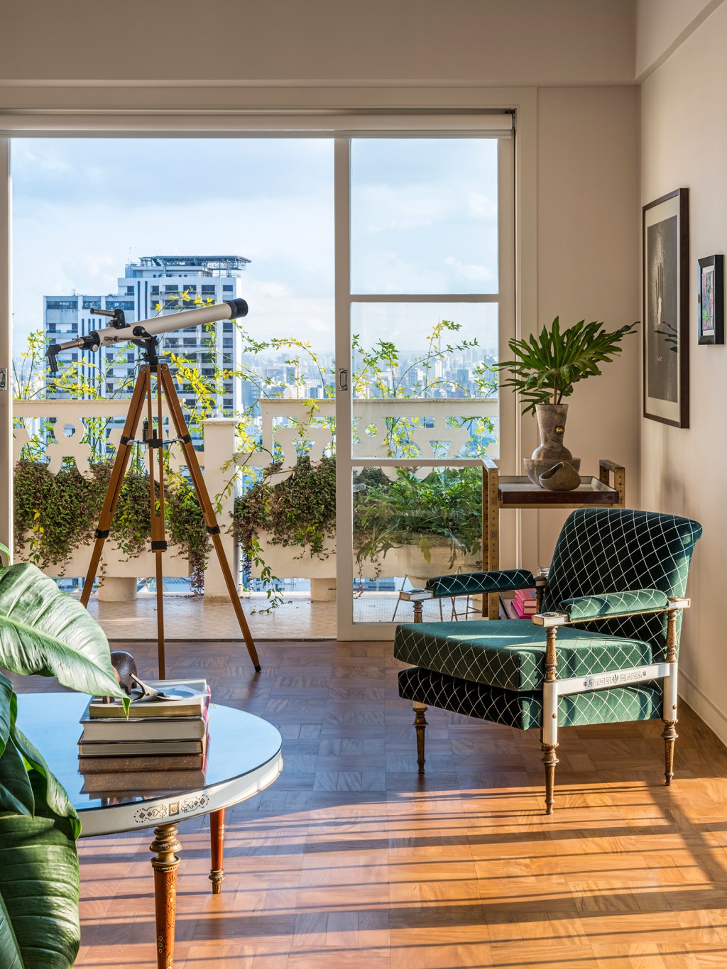 Reforma restaura itens originais em apartamento do Edifício Saint Honoré. Projeto Sao Arquitetura. Na foto, sala com poltrona xadrez, quadro e aparador.