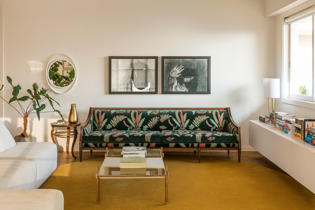 Reforma restaura itens originais em apartamento do Edifício Saint Honoré. Projeto Sao Arquitetura. Na foto, sala com sofá estampado e quadros.