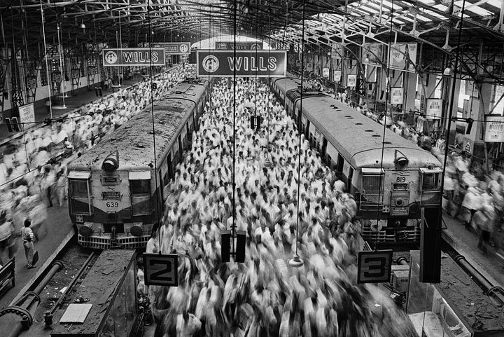 Sebastião Salgado documenta a história da humanidade em trânsito, nas estradas, nos campos de refugiados ou ainda nas favelas urbanas durante seis anos e quarenta países.