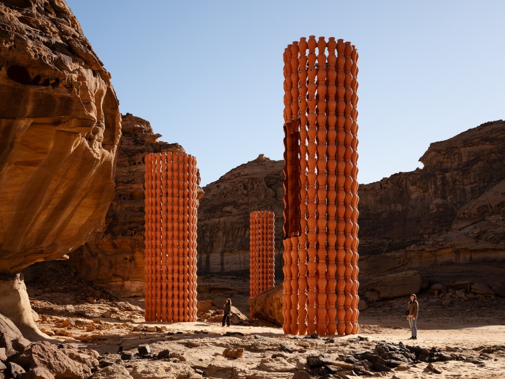 Desert X AlUla 2024 traz arte contemporânea para o deserto da Arábia Saudita