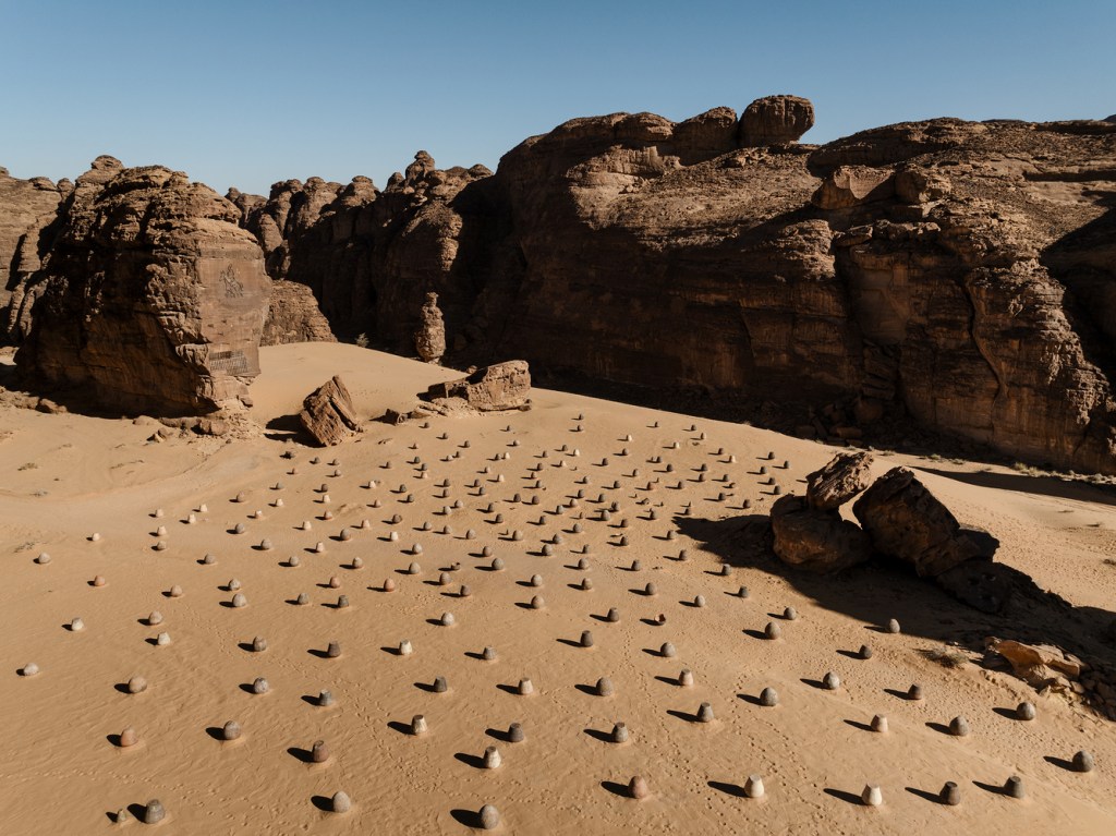 Desert X AlUla 2024 traz arte contemporânea para o deserto da Arábia Saudita