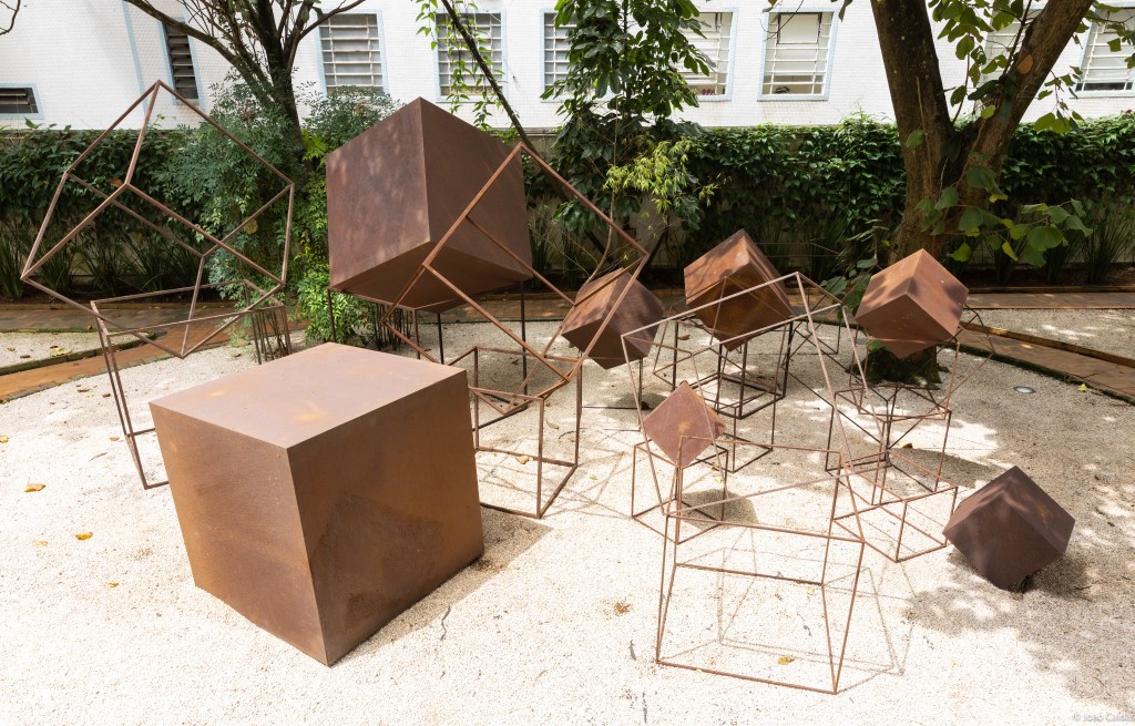 José Bechara abre exposição com instalação ao ar livre no Instituto Artium
