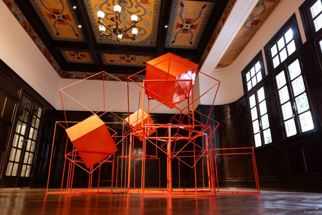 José Bechara abre exposição com instalação ao ar livre no Instituto Artium