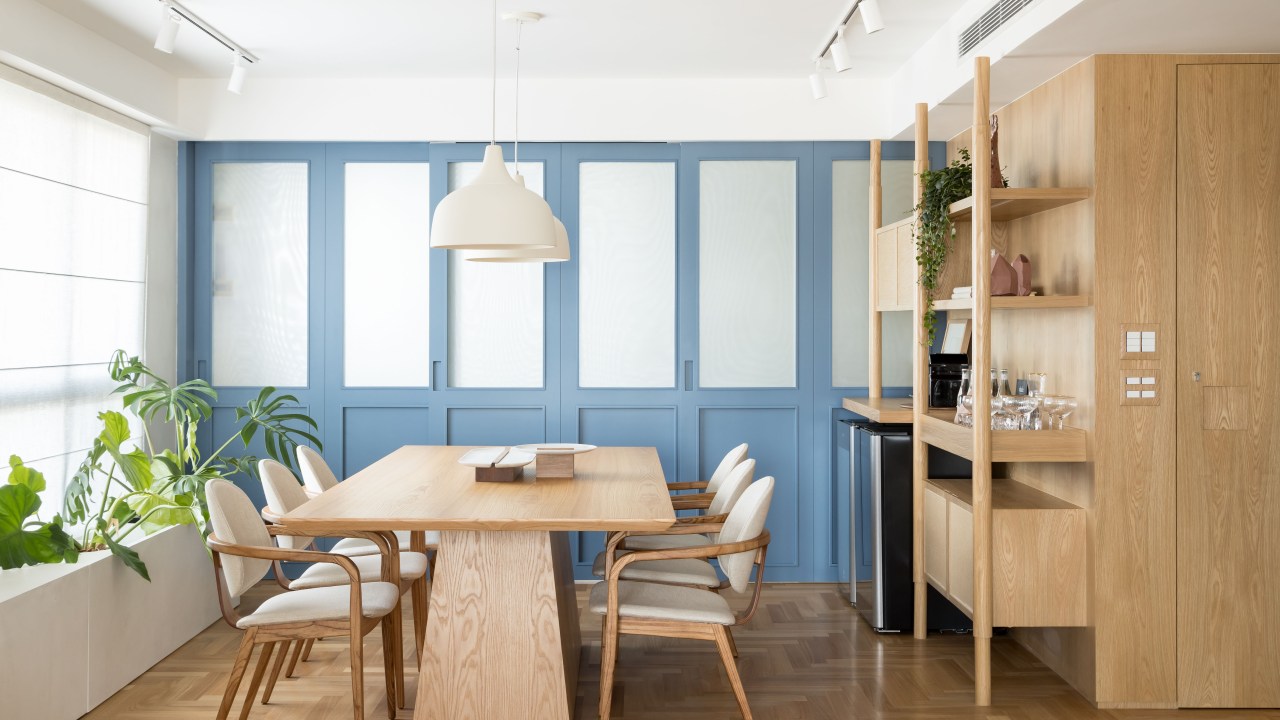 Apê eclético: minimalismo, shabby chic e industrial se mesclam em 180 m². Projeto Studio Lak. Na foto, sala de jantar com porta azul e pendentes.