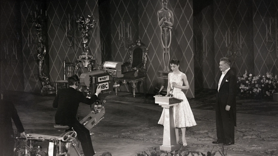 Com 22 anos, Audrey Hepburn ganhou o prêmio de Melhor Atriz por seu trabalho em Roman Holiday e fez seu discurso de Nova York.