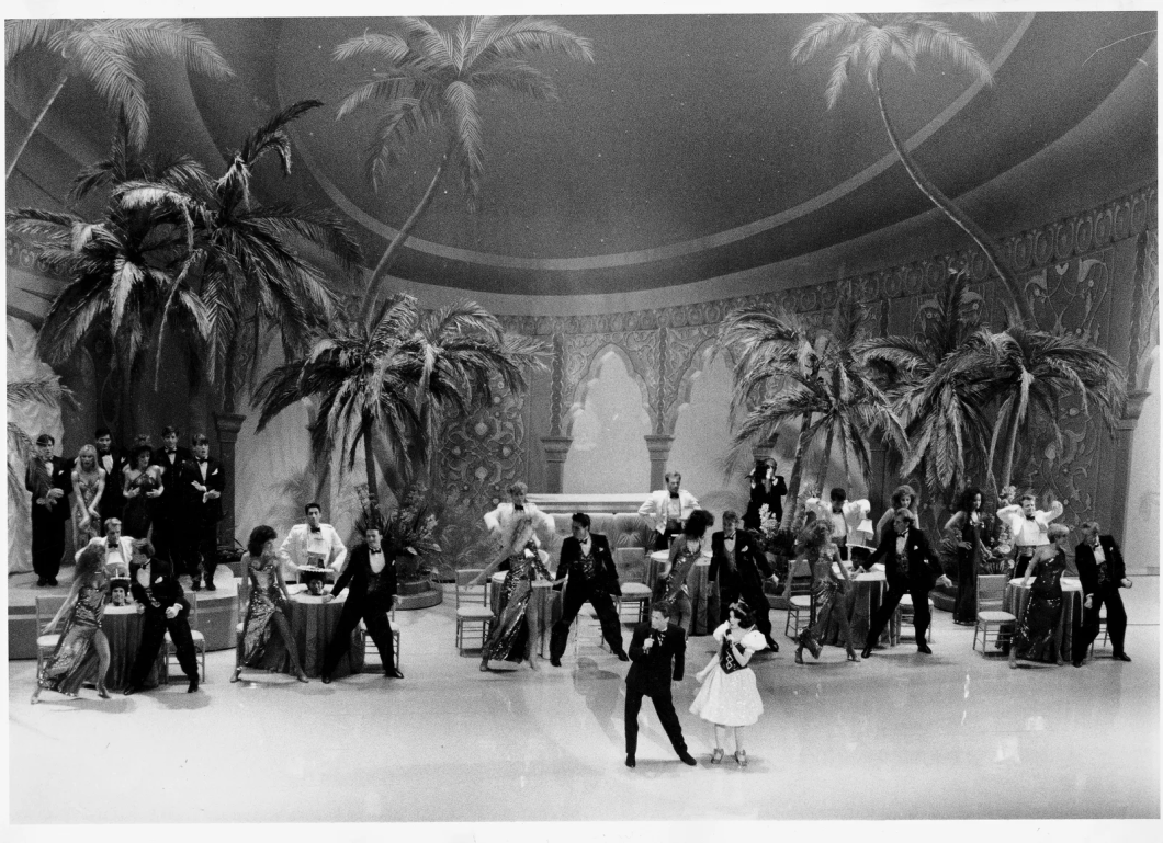 O Oscar de 1989 teve Rob Lowe e Branca de Neve cantando e dançando no set estilizado à semelhança do antigo local do Oscar, a boate Cocoanut Grove O Oscar de 1989 teve Rob Lowe e Branca de Neve cantando e dançando no set estilizado à semelhança do antigo local do Oscar, a boate Cocoanut Grove