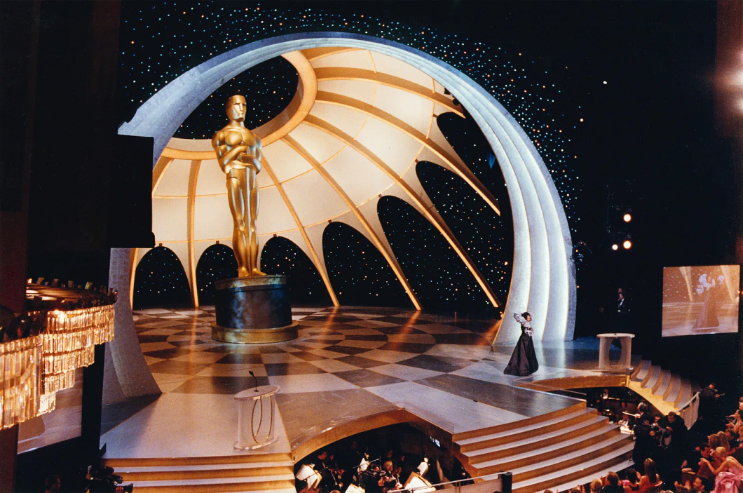 O palco do 71º Oscar em 1998, apresentado por Whoopi Goldberg no Dorothy Chandler Pavilion. O palco do 71º Oscar em 1998, apresentado por Whoopi Goldberg no Dorothy Chandler Pavilion.