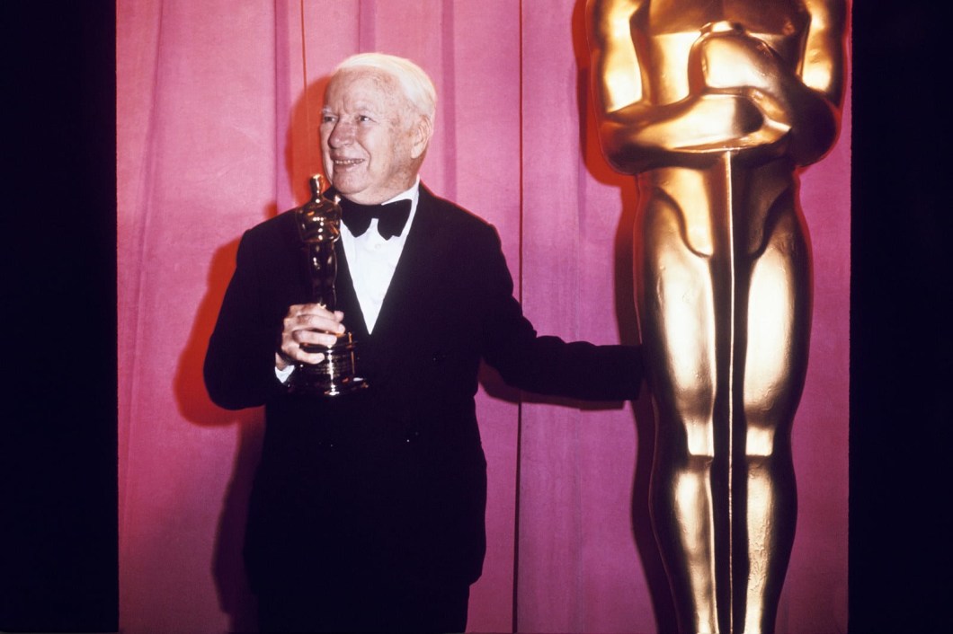 Charlie Chaplin após receber seu Oscar honorário durante a 44ª cerimônia do Oscar, em 1972.