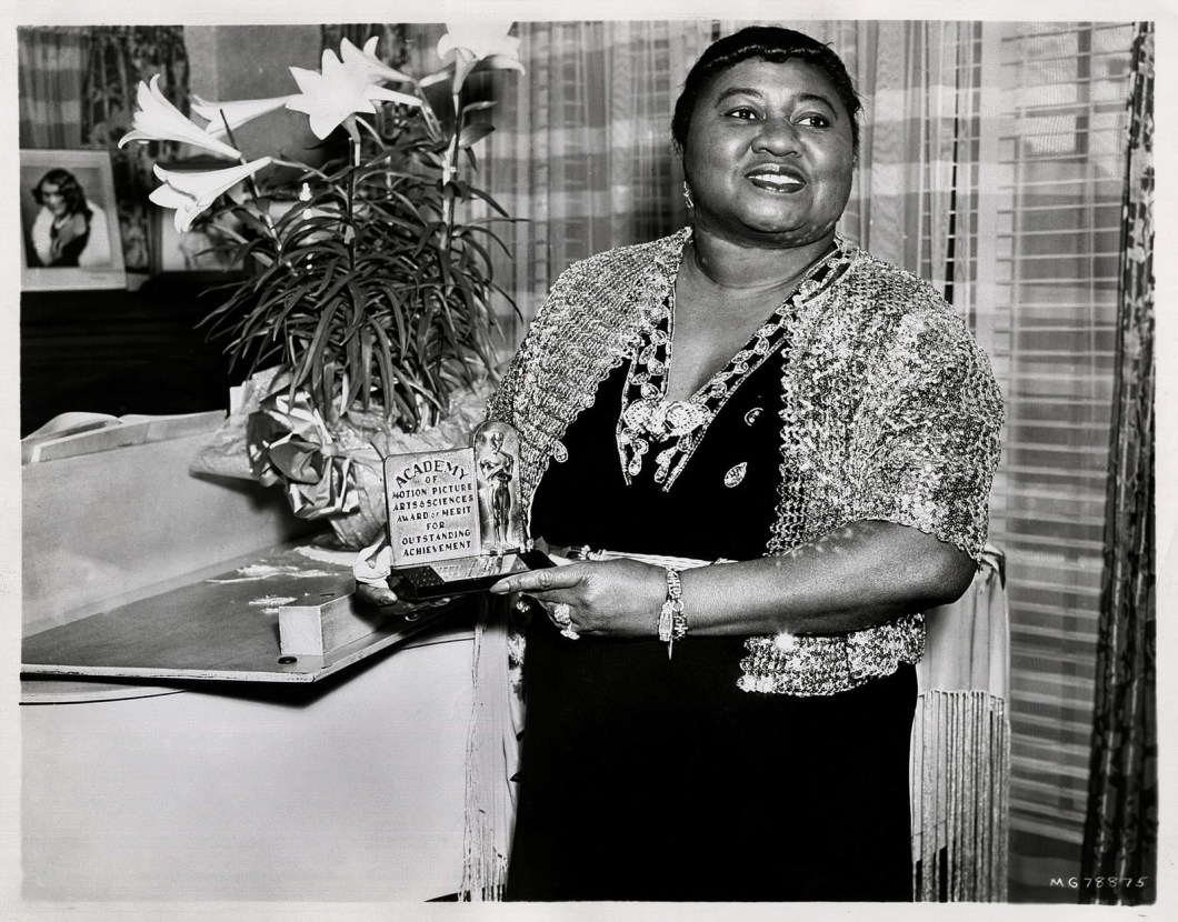Hattie McDaniel vence o Oscar pelo filme "E o Vento Levou", em 1940. Hattie McDaniel vence o Oscar pelo filme "E o Vento Levou", em 1940.