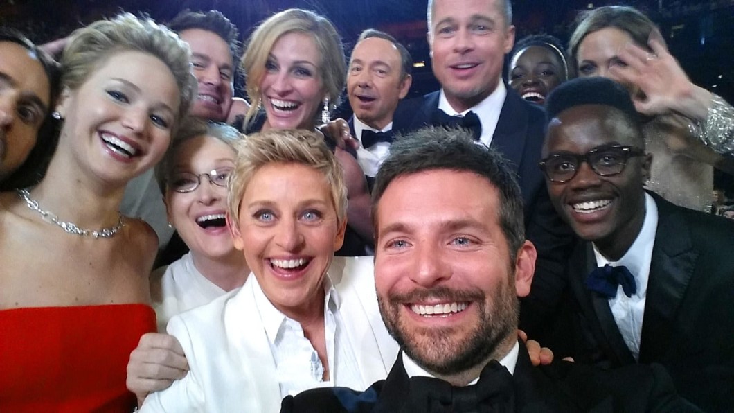 Selfie tirada em meio a cerimônia do Oscar 2014. Na foto, encontram-se a apresentadora Ellen DeGeneres faz selfie com Bradley Cooper (segurando a câmera), Jared Leto, Jennifer Lawrence, Channing Tatum, Meryl Streep, Julia Roberts, Kevin Spacey, Brad Pitt, Lupita Nyong'o, Angelina Jolie e Peter Nyong'o Jr. Selfie tirada em meio a cerimônia do Oscar 2014. Na foto, encontram-se a apresentadora Ellen DeGeneres faz selfie com Bradley Cooper (segurando a câmera), Jared Leto, Jennifer Lawrence, Channing Tatum, Meryl Streep, Julia Roberts, Kevin Spacey, Brad Pitt, Lupita Nyong'o, Angelina Jolie e Peter Nyong'o Jr.