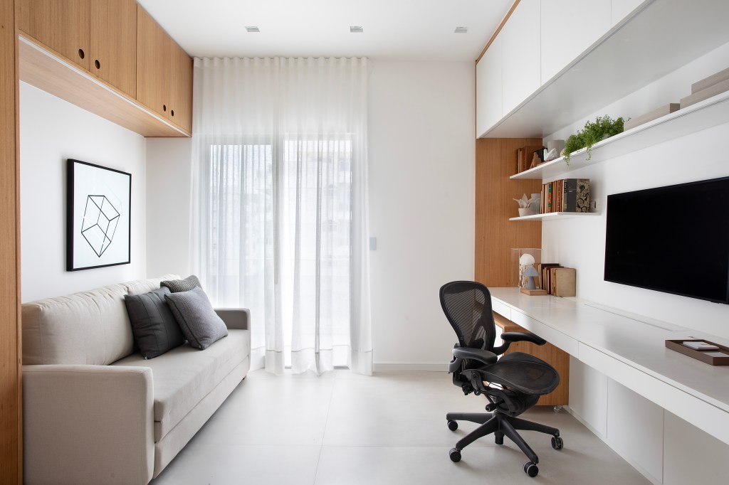 De frente para o mar, um apartamento ideal para curtir a aposentadoria. Projeto de Rafael Ramos. Na foto, quarto de hóspedes e home office.