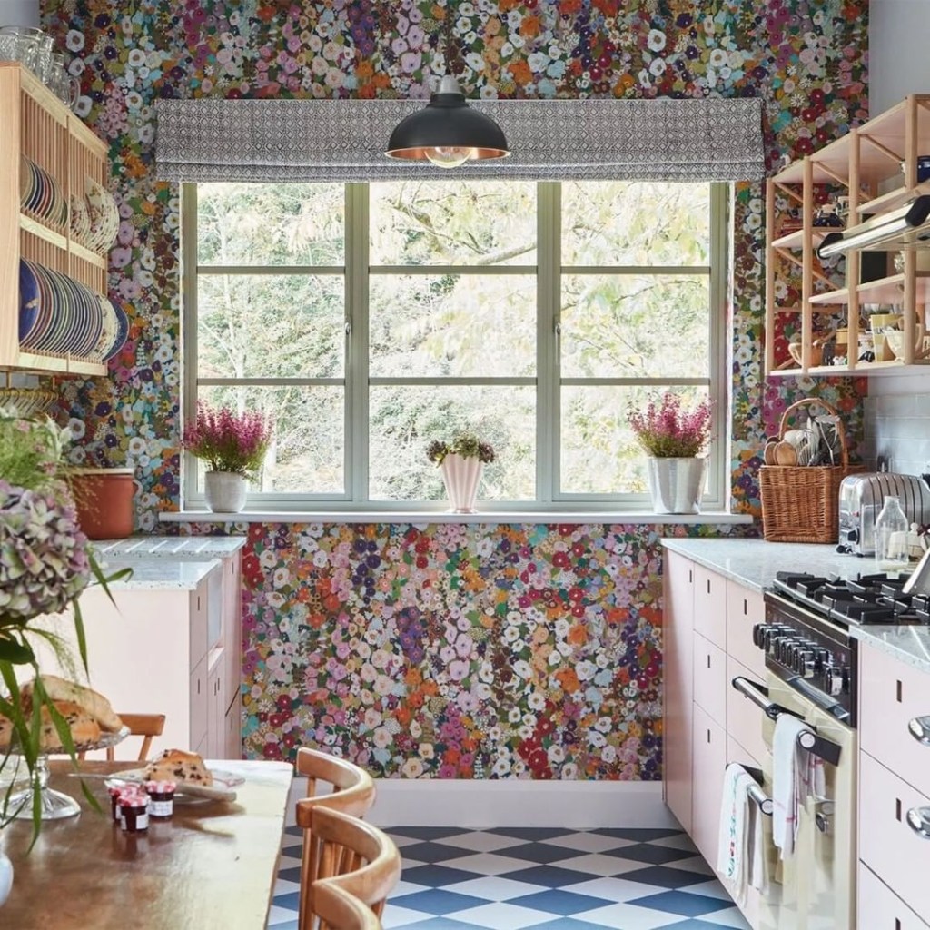 ideias-papel-de-parede7 Cozinha da marca inglesa Pluck Kitchens, com papel de parede florido