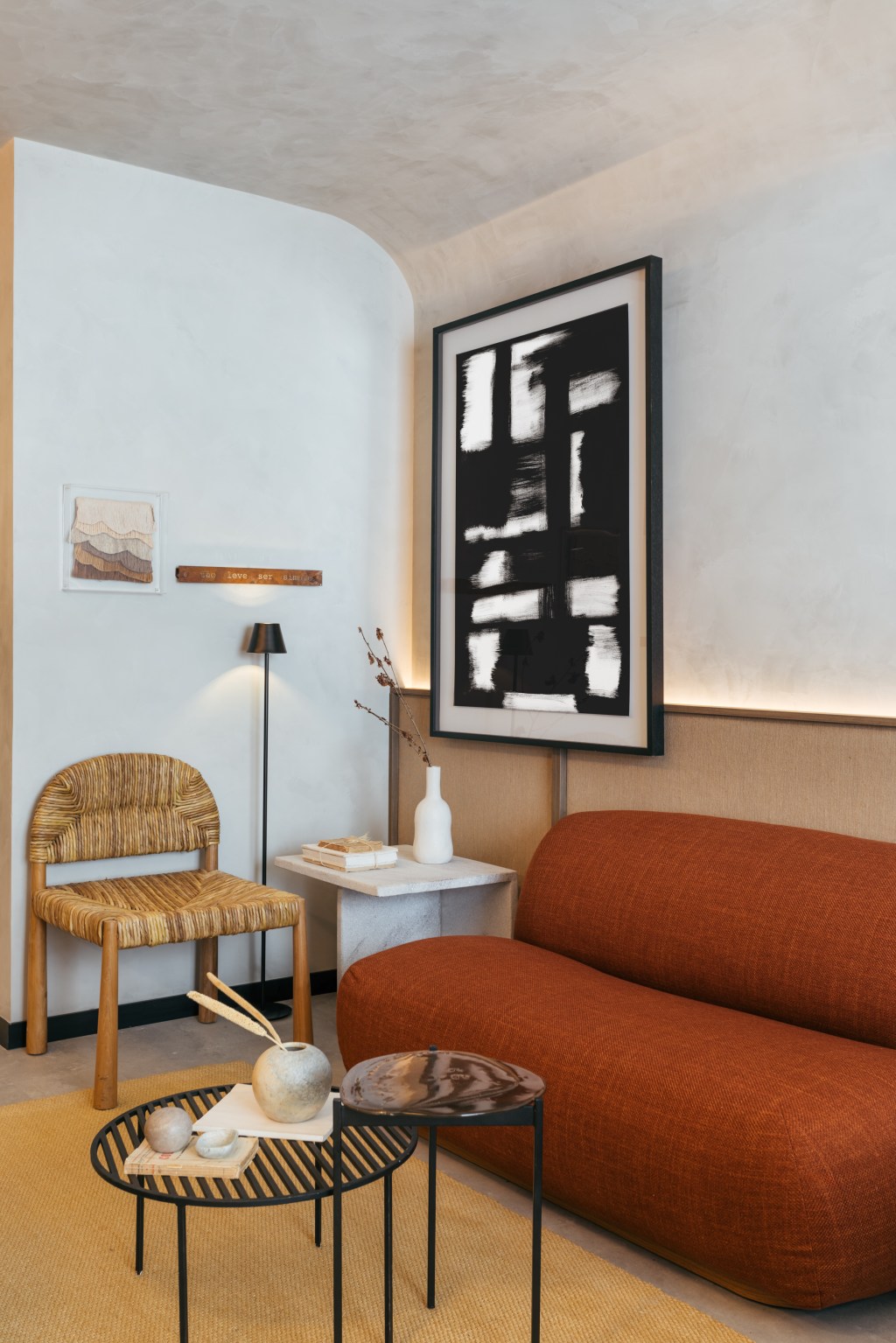 loft-despojado-28-m2-aconchego-pecas-naturais-artesanais-leandro-neves-credito-luiza-schreier (10) Loft despojado de 28 m² ganha aconchego com peças naturais e artesanais. Projeto Leandro Neves. Na foto, sala com sofá terroso e mesinhas.