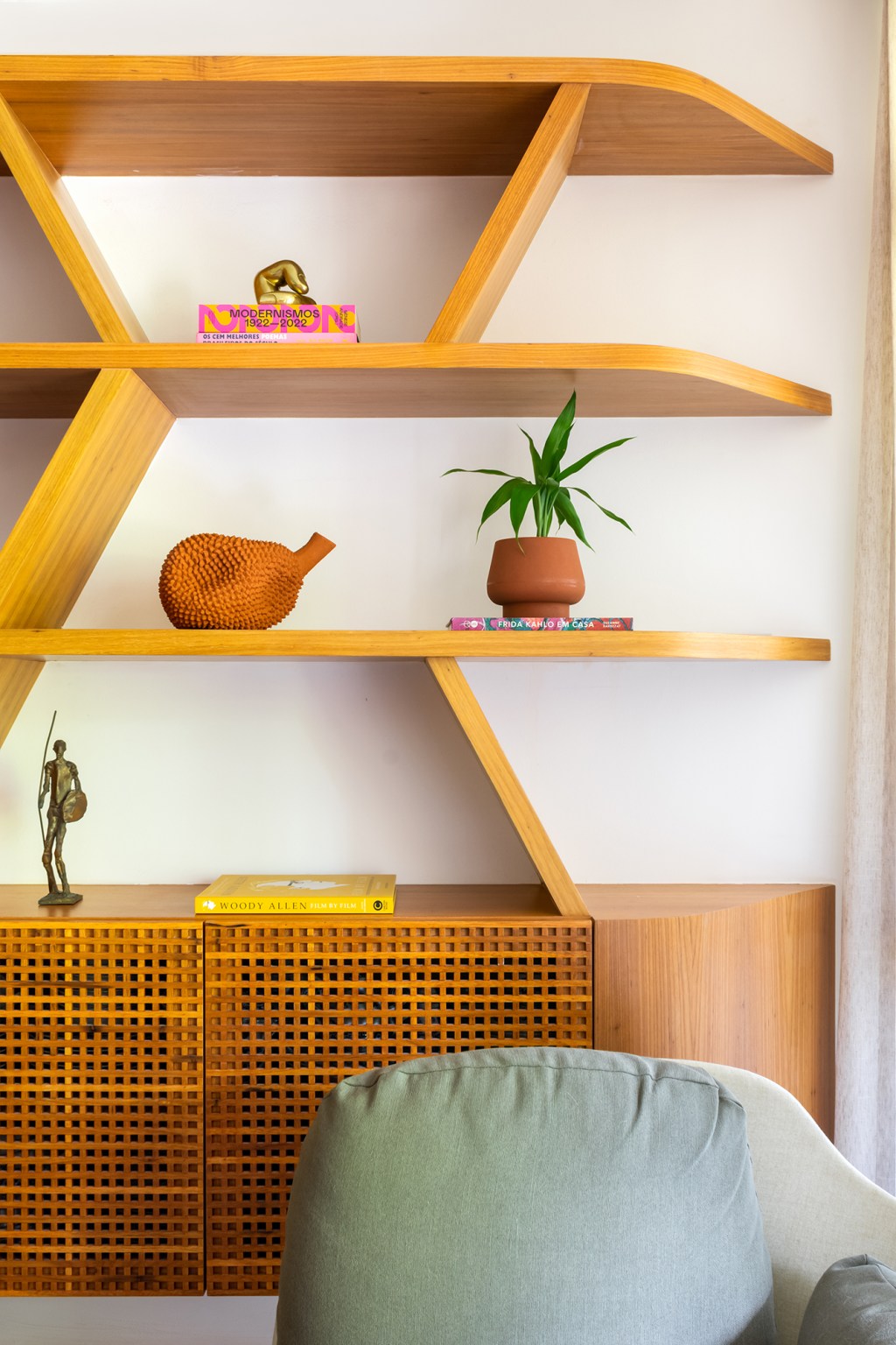 madeira-protagonista-apartamento-117-m2-gavea-mariana-monnerat-credito-lilia-mendel (13) A madeira é a protagonista deste apartamento de 117 m² na Gávea. Projeto de Mariana Monnerat, Na foto, estante assimétrica de madeira.