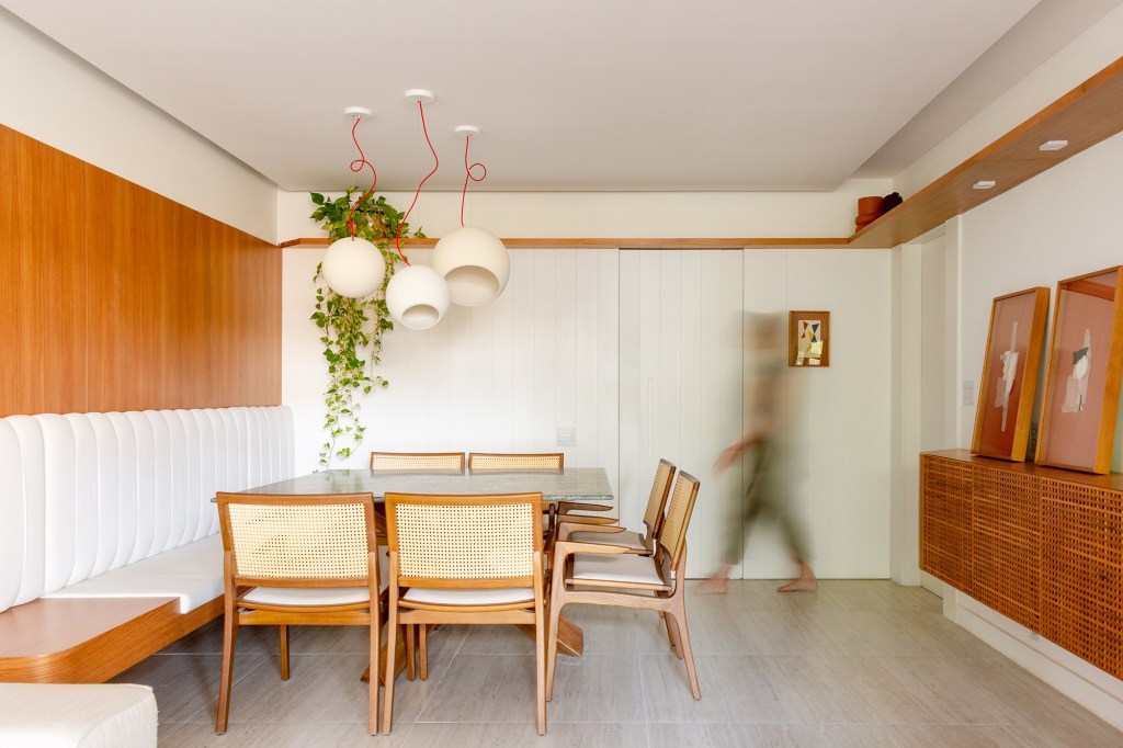madeira-protagonista-apartamento-117-m2-gavea-mariana-monnerat-credito-lilia-mendel (14) A madeira é a protagonista deste apartamento de 117 m² na Gávea. Projeto de Mariana Monnerat, Na foto, sala de jantar com banco e pendentes.