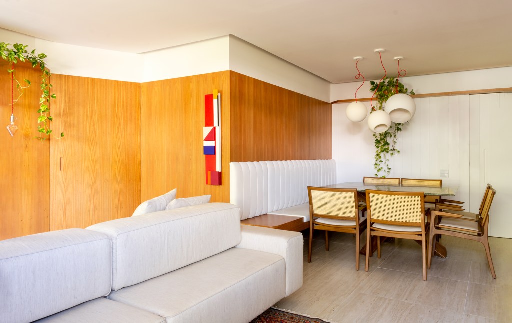 madeira-protagonista-apartamento-117-m2-gavea-mariana-monnerat-credito-lilia-mendel (8) A madeira é a protagonista deste apartamento de 117 m² na Gávea. Projeto de Mariana Monnerat, Na foto, sala de jantar com banco e sofá ilha.