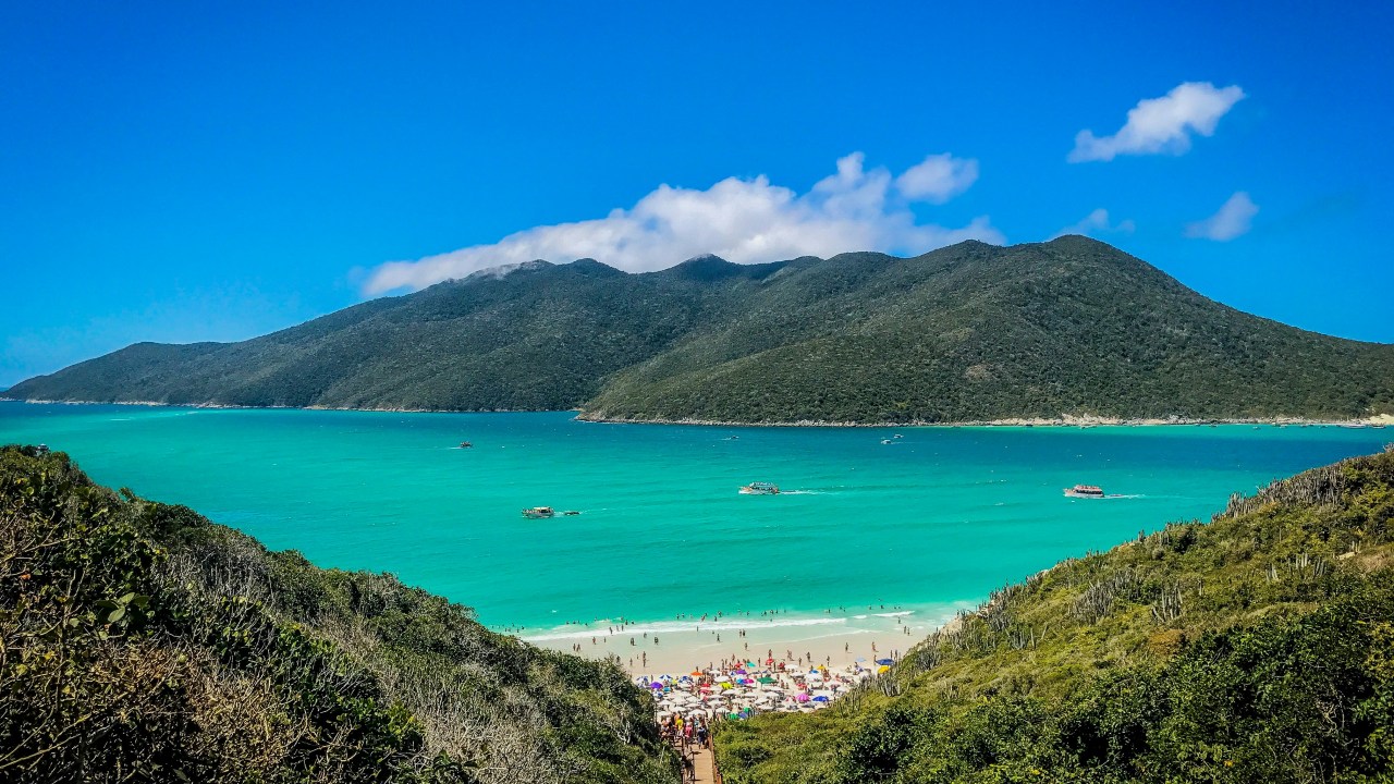 Arraial do Cabo, no Rio de Janeiro, à esquerda. Já Bahamas, no Caribe, à direita