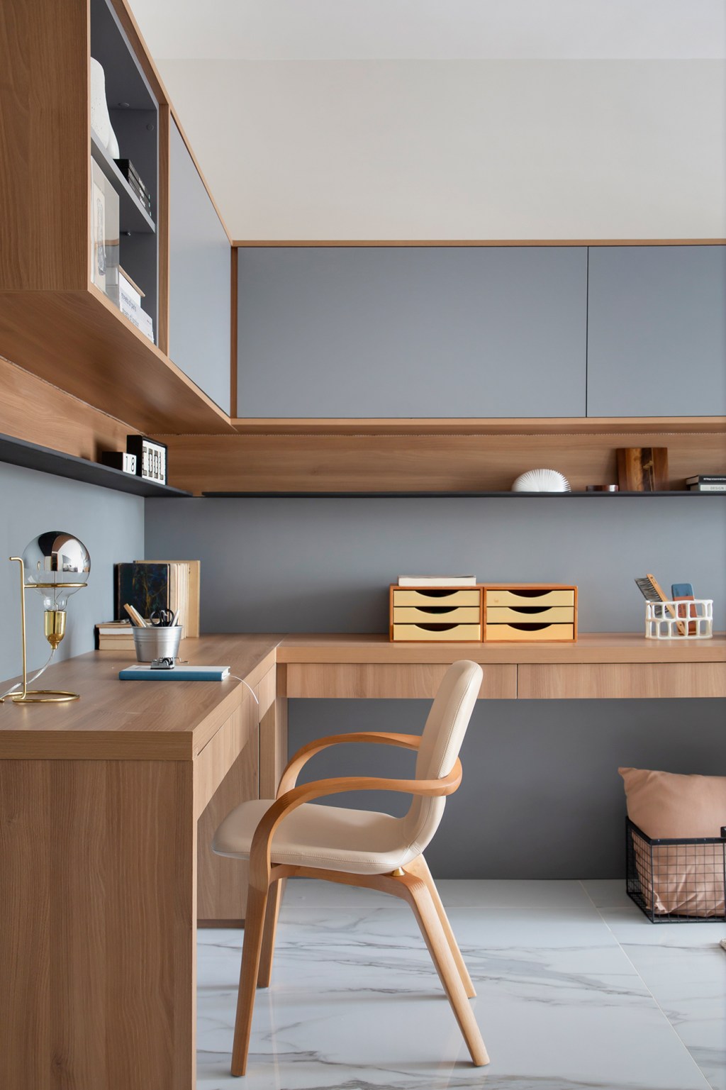 paineis-madeira-estilo-minimalista-tom-casa-780-m2-hannah-cabral-monique-pampolha-credito-denilson-machado (10) Painéis de madeira e estilo minimalista dão o tom desta casa de 780 m². Projeto de Hannah Cabral e Monique Pampolha. Na foto, home office com marcenaria cinza.