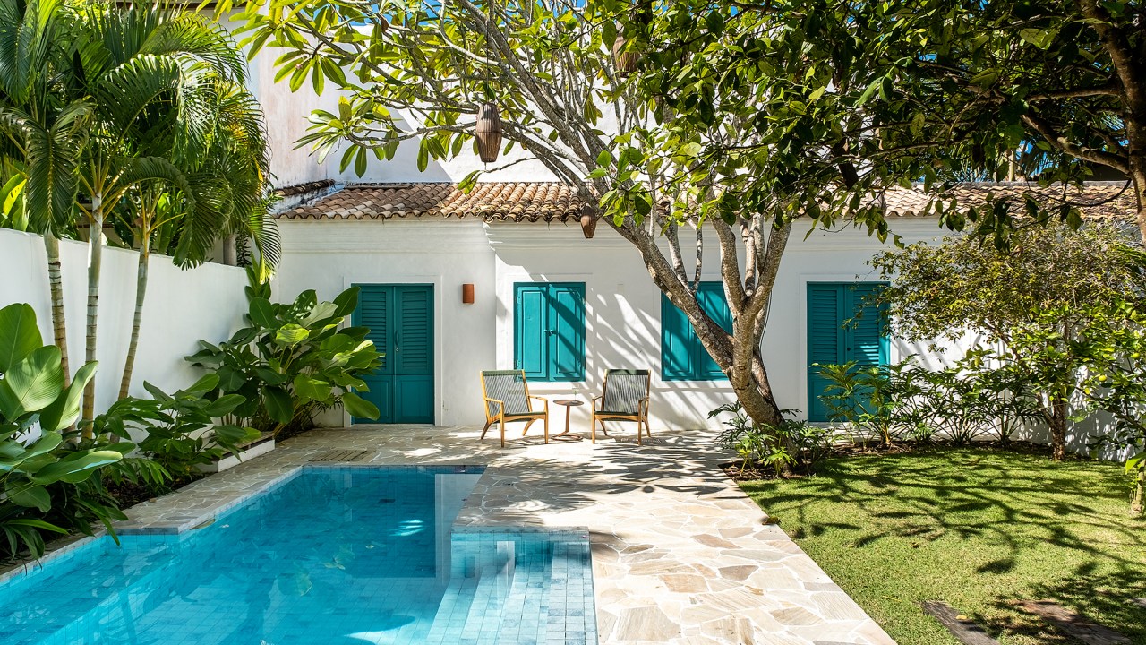 Refúgio tropical: casa em Trancoso ganha quarto de hóspedes na edícula. Projeto Conrado Ceravolo. Na foto, jardim, edícula e piscina.