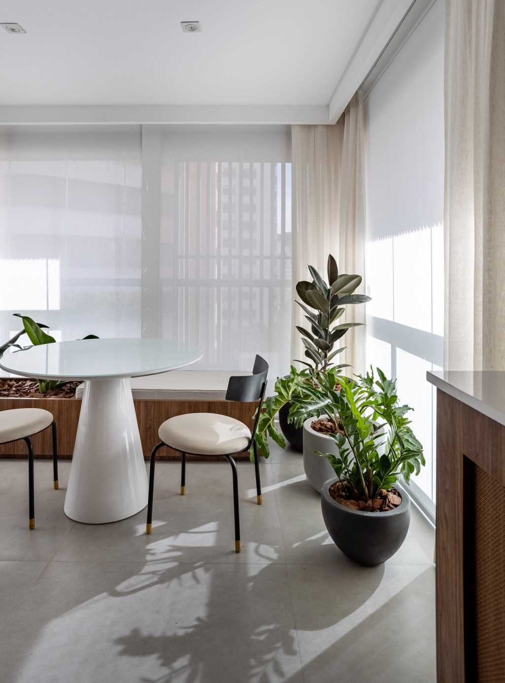 jp-image.com Wabi-sabi norteia a decoração de apartamento de apenas 48 m². Projeto de Carolina Gava. Na foto, sala de jantar com banco e plantas.